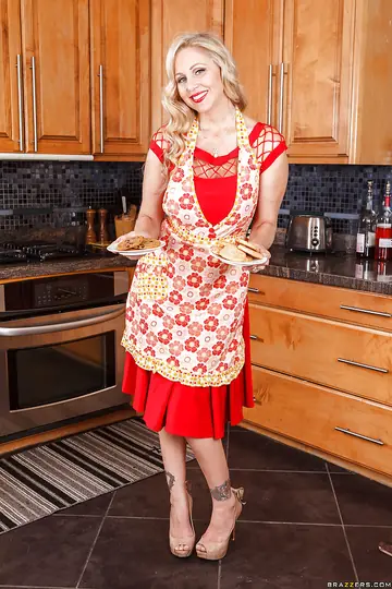Julia Ann – Thick Blonde MILF Strips Out of Her Panties and Spreads in Heels