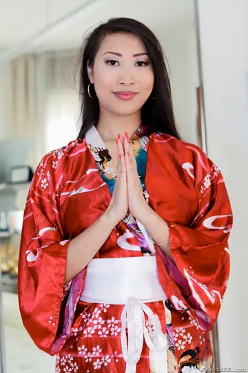Sharon Lee – Asian Woman with Big Natural Tits Spreads in High Heels