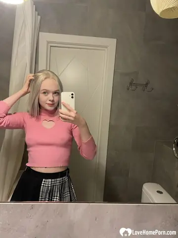 Barbie Lee – Blonde PAWG Shows Her Tattoo in a Mirror Selfie