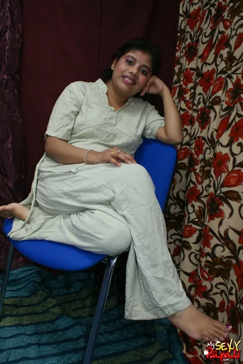 Indian BBW Spreads Her Shaved Pussy Wide – photo 1 of 15