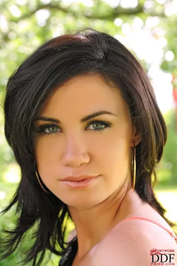 Shannon Reid – Brunette Pulls Panties Aside and Spreads Outdoors in a Skirt and Heels