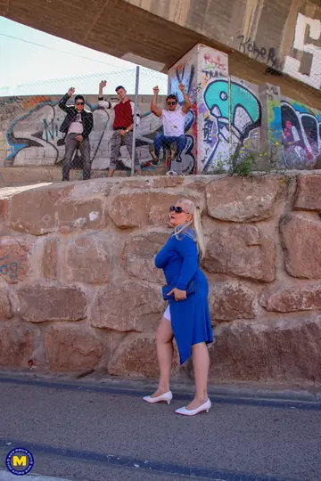 Musa Libertina – Tattooed Spanish MILF in Glasses and Shorts Gets Gangbanged Outdoors