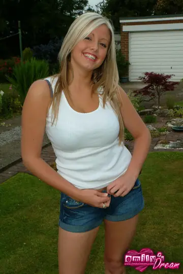 Emily Brady – Blonde PAWG Teases in a Bikini Outdoors