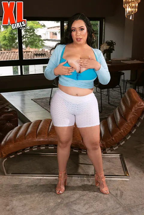 Julia Mendoza: Curvy Latina Reveals Big Tits After Shorts – photo 6 of 16