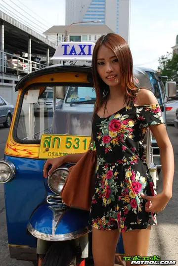 Nung – Slim Brunette in Glasses Gives a Handjob and Spreads in Public