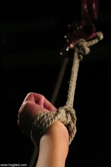 Leah Wilde – Petite Blonde Tied Up and Spreads Her Pussy in Bondage