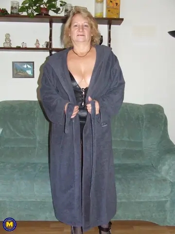 Mature Curvy Blonde Spreads Her Pussy on the Sofa