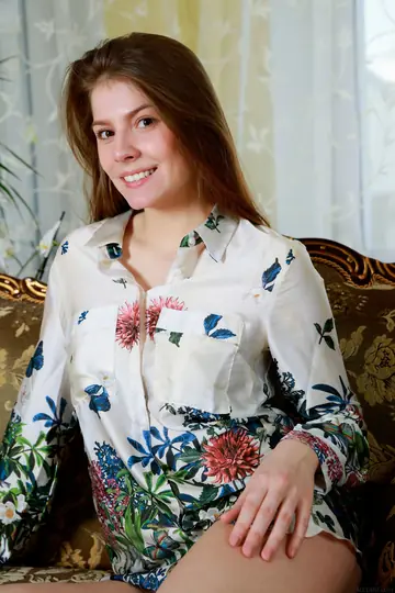 Lauren Swift – Tall Russian Brunette with a Big Ass Spreads Her Pussy