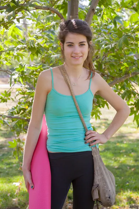 Ingrid Hayes: Thick Redhead Teases Her Big Ass Outdoors in Yoga Pants – photo 11 of 11