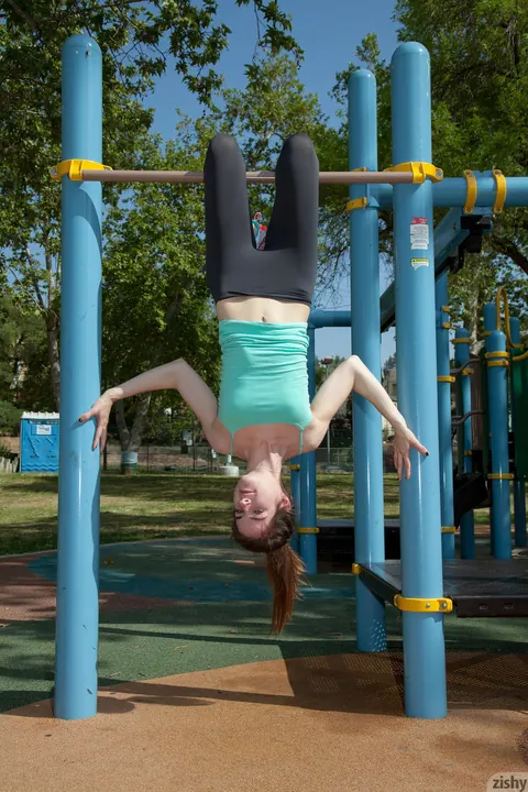 Ingrid Hayes: Thick Redhead Teases Her Big Ass Outdoors in Yoga Pants – photo 5 of 11
