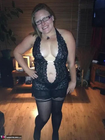 BBW MILF Flashes Her Shaved Pussy Outdoors Then Showers