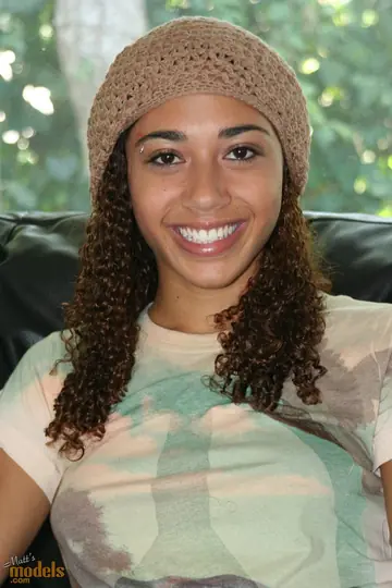 Mimi Allen – Ebony Babe Poses Nude in a Skull Cap