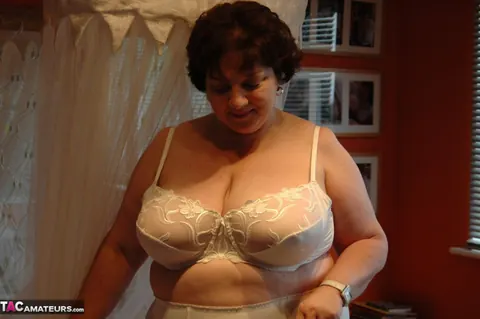 Chris 44g: British Redhead MILF Poses in Lingerie and Heels – photo 2 of 20