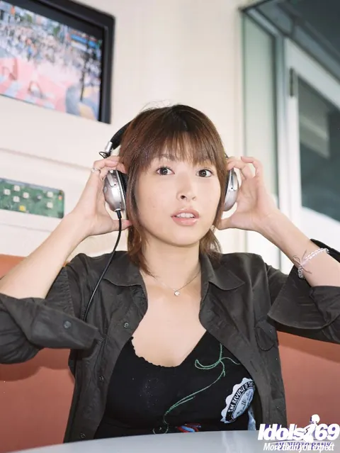 Nana Natsume: Japanese Babe Reveals Her Big Natural Tits – photo 4 of 16