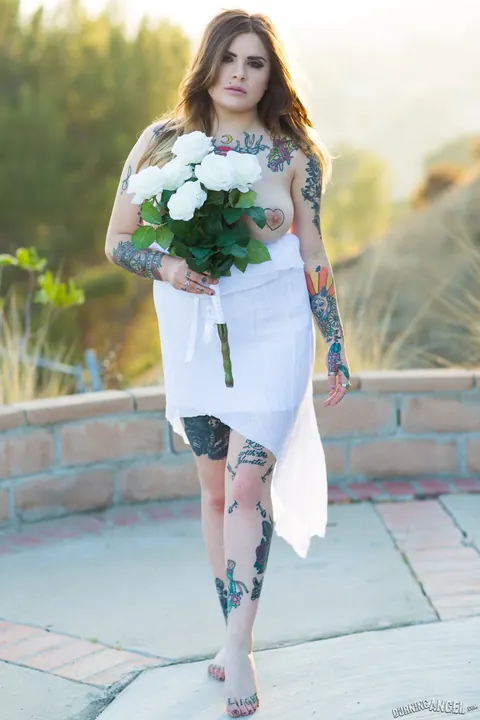 Farrah paws: Tattooed Brunette with Big Natural Tits Strips Outside – photo 4 of 15