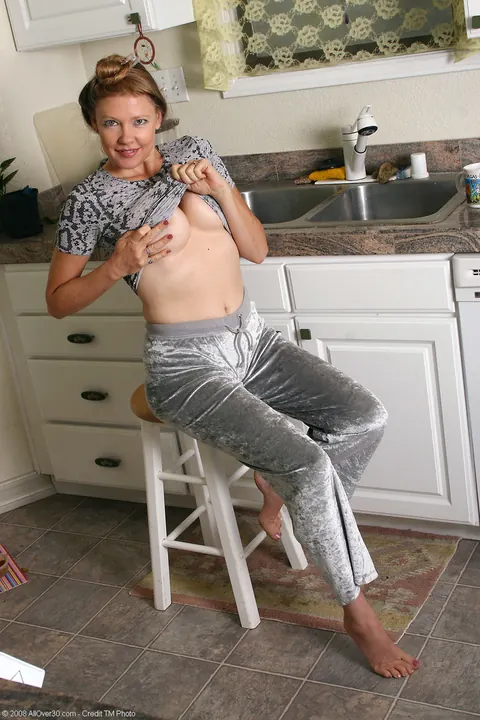 Short-Haired Busty MILF Plays with a Dildo and Spreads Wide – photo 5 of 20