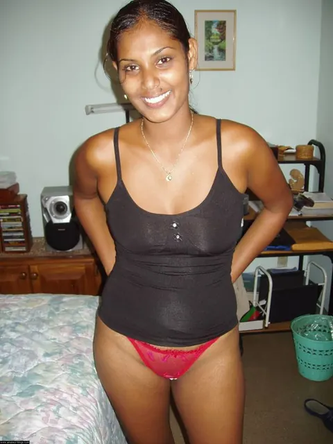 Indian Babe Pulls Down Her Jeans and Flashes Her Big Tits – photo 1 of 10