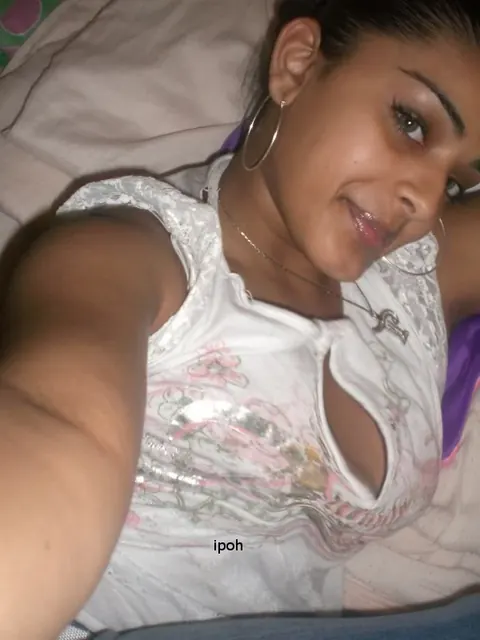 Indian Babe Pulls Down Her Jeans and Flashes Her Big Tits – photo 9 of 10
