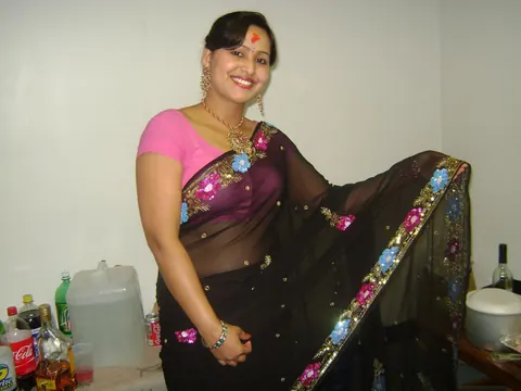 Indian Babe Pulls Down Her Jeans and Flashes Her Big Tits – photo 5 of 10