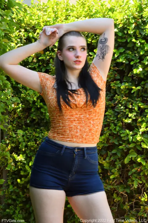 BBW Brunette Pulls Shorts Aside and Spreads Her Pussy Outdoors – photo 7 of 20