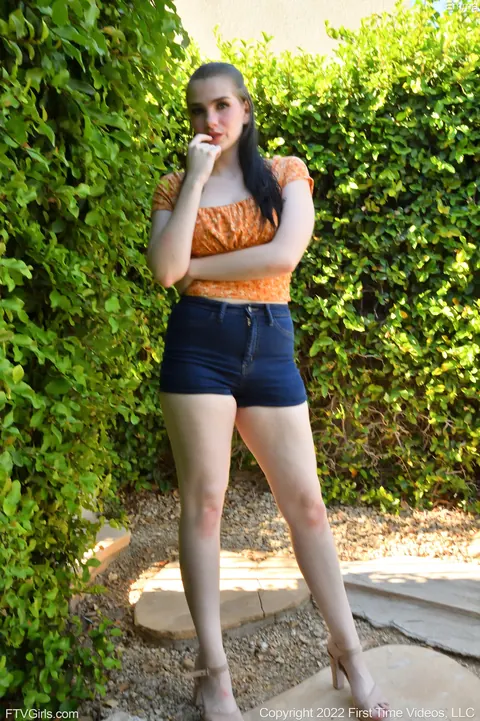BBW Brunette Pulls Shorts Aside and Spreads Her Pussy Outdoors – photo 4 of 20