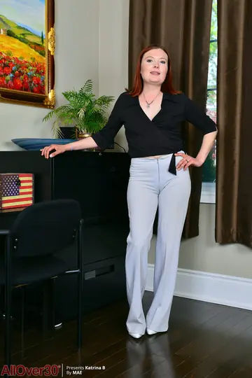 MILF Strips Out of Her Jeans and Spreads Her Hairy Pussy