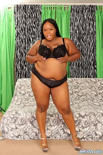 Olivia Leigh – Chubby Ebony Brunette Gives a Titjob and Sucks Cock Outdoors