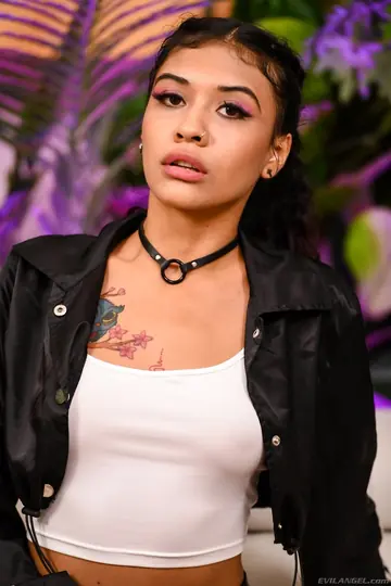Reina Heart – Latina Brunette in Heels Takes Cum After Sex