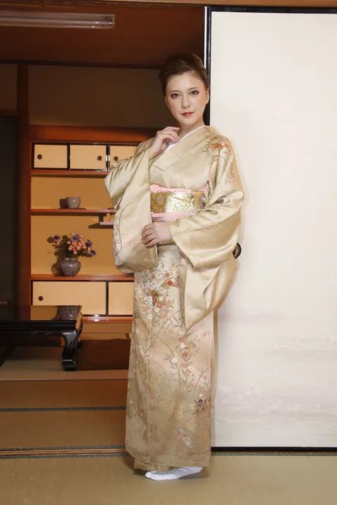 Petite Asian Babe Poses Naked and Shows Her Slim Body – photo 2 of 20