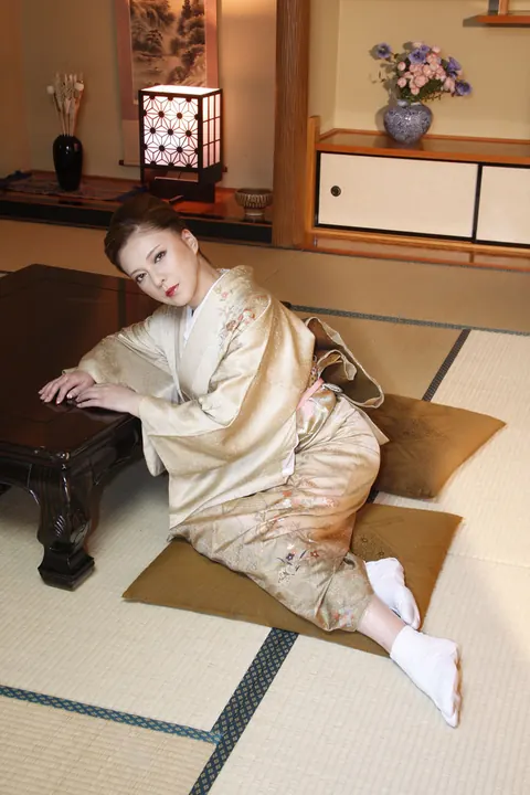 Petite Asian Babe Poses Naked and Shows Her Slim Body – photo 13 of 20