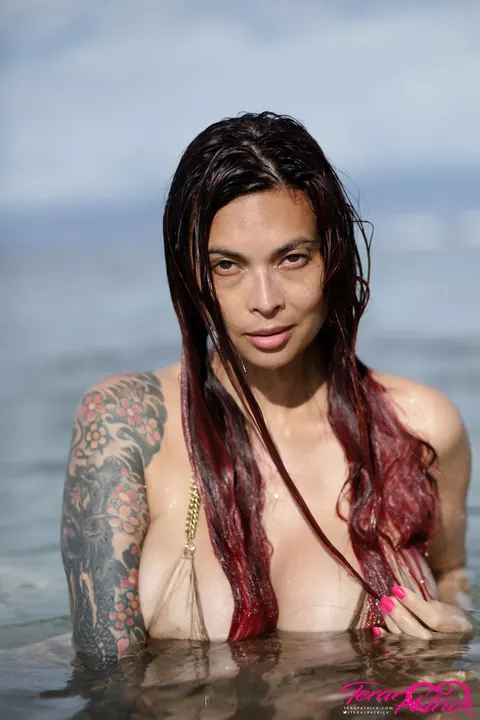 Tera Patrick: Tall Asian MILF in a Bikini Poses on the Beach – photo 9 of 17
