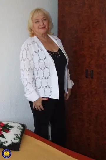 European BBW Strips Naked in Heels