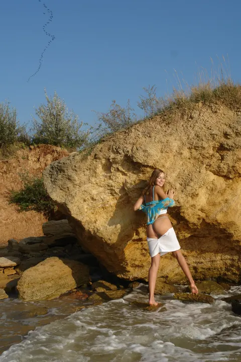 Slim Blonde MILF Strips Off Her Bikini on the Beach – photo 2 of 21