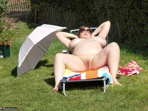 Roxy Anderson: Busty British MILF Spreads Outdoors Showing Her Big Ass – photo 12 of 16
