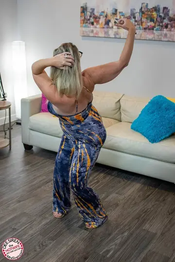 Dee Siren – Tattooed Blonde MILF Flaunts Her Big Tits and Huge Ass