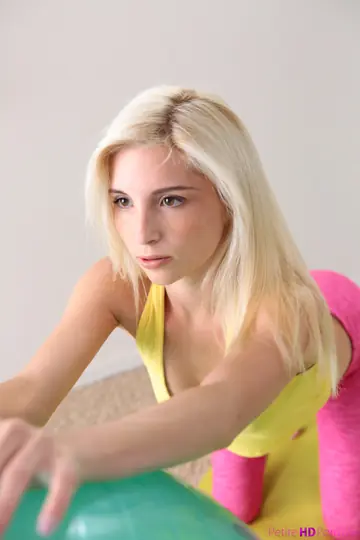 Piper Perri – Skinny Blonde in Yoga Pants Gets a Creampie