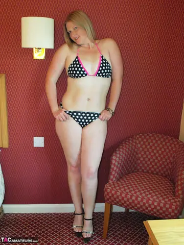 Curvy MILF Strips Out of Her Bikini and Poses in Heels