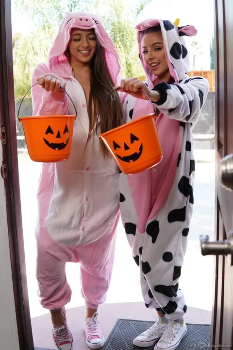 Gia Derza: Busty Slim Brunette Shares Cock in Halloween Threesome – photo 15 of 21