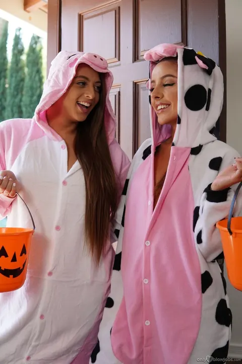 Gia Derza: Busty Slim Brunette Shares Cock in Halloween Threesome – photo 11 of 21