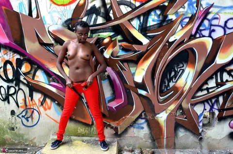 Thick Ebony Woman Poses Nude with Big Ass – photo 13 of 16