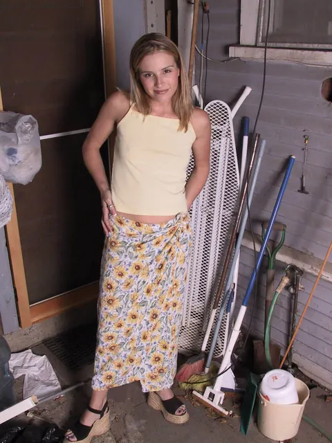 Short-Haired Babe Pulls Panties Aside in a Skirt – photo 1 of 21