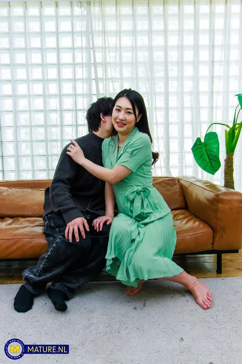 Megumi Satuki: Japanese MILF Undresses and Fucks a Stranger – photo 2 of 21
