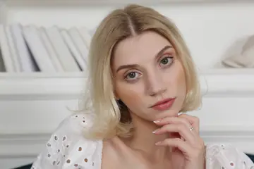 Molly Devon – Slim Russian Blonde Spreads Her Pussy