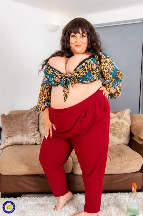 JJ Jewel: Curvy Brunette MILF Uses a Dildo in Panties – photo 7 of 21