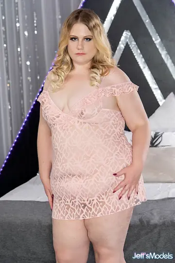 Curvy Mary – Thick Blonde Strips Off Her Lingerie and Heels to Spread Her Pussy