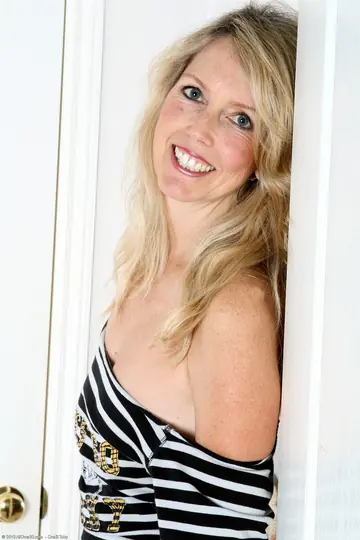 Ginger B – Mature Blonde Woman Spreads Her Legs