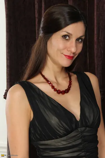 Miranda O – Thick Mature Brunette Strips Out of Her Dress and Uses a Dildo on the Sofa