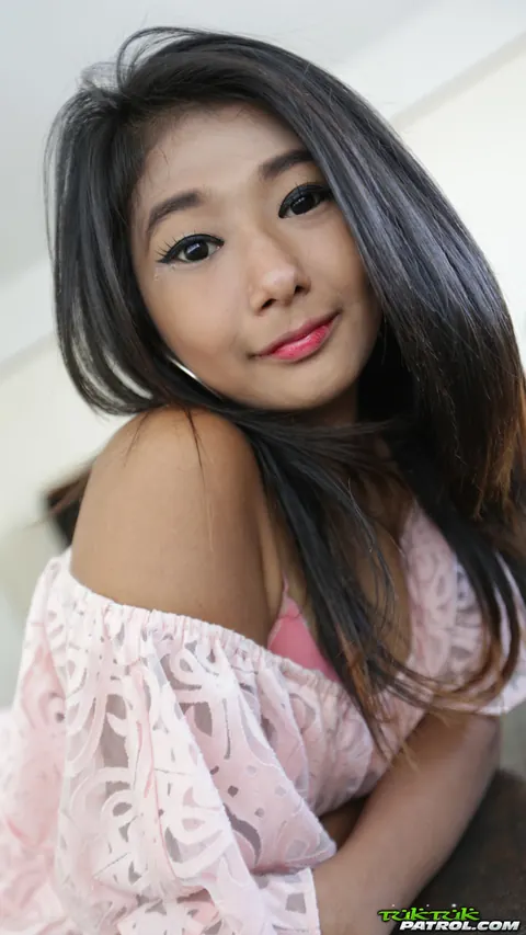 Thai Woman Strips Nude for First Modeling Shoot – photo 6 of 20