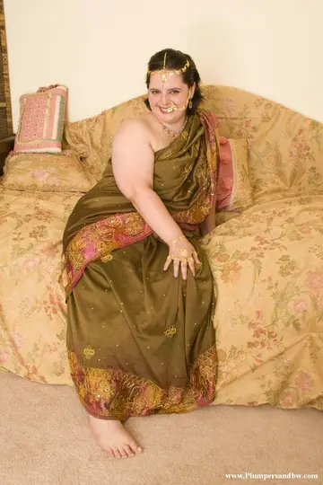 Chubby Indian MILF in a Skirt Spreads Her Hairy Bush