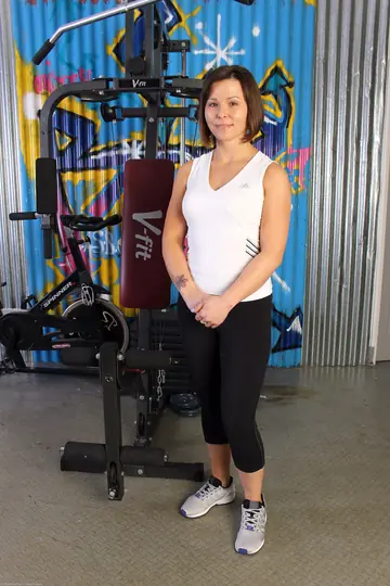 Jamie Ray – Thick Brunette MILF with Big Tits Spreads Her Trimmed Pussy at the Gym